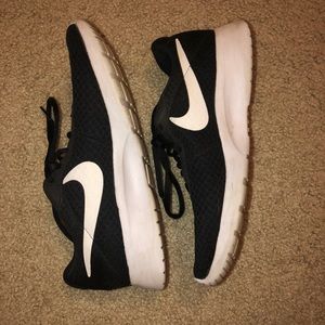 NIKE Women's Tanjun Running Shoes